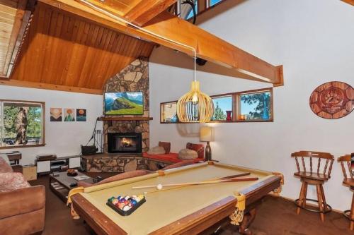 The Resting Falcon, Spa, Pool Table, Air Hockey in Big Bear Lake, USA