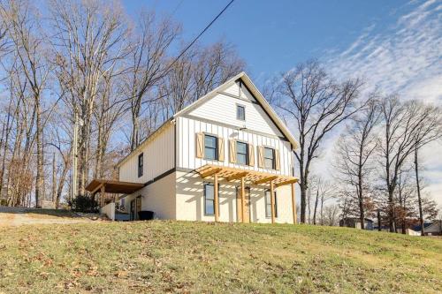 Luxury Barndo 2AN Europe Style Farm Stay Chickens in Jefferson City, USA