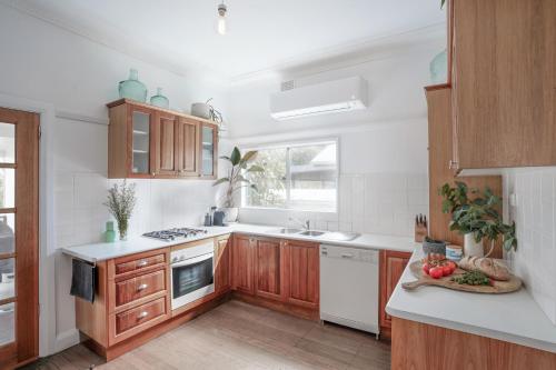 Konyha, The Pines- Bellingen Coast Eco Home in Mylestom