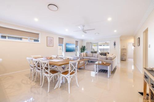 Shelly's Bay Escape, 27c Dowling St - stylish with ducted air con and Wi-Fi