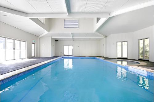 Úszómedence, Basin Breeze Retreat Private House with Shared Pool in St Georges Basin