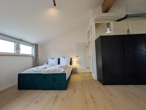 Munich Large Apartment 150 qm in top centrally located 1 to 15 guests, München (Foto 8)
