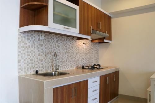 Fancy and Nice 1BR Apartment at H Residence By Travelio – Jakarta, NY