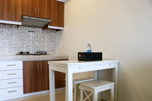 Fancy and Nice 1BR Apartment at H Residence By Travelio – Jakarta, NY