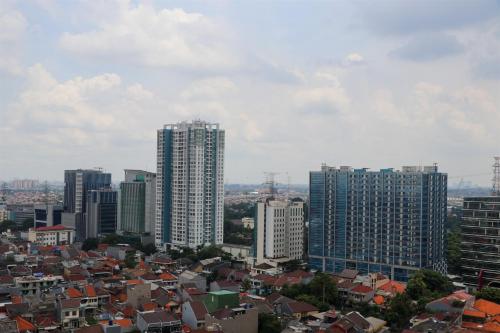 Fancy and Nice 1BR Apartment at H Residence By Travelio – Jakarta, NY