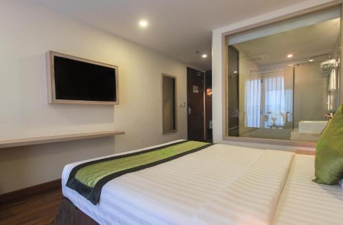 Superior King Room image 10