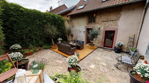 Fereinwohnnung, Ferienhaus, Bauernhaus - 2 kostelnlose Parkplatze - Wifi - schoner Innenhof - 5min b in Saarlouis