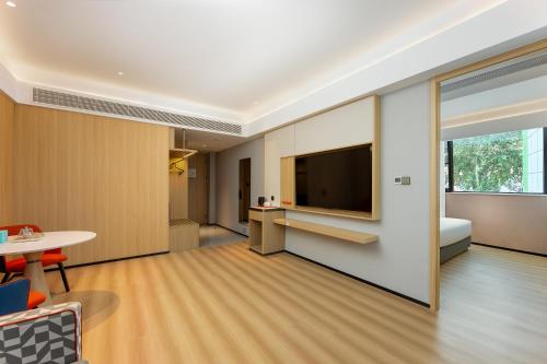 room detail thumbnail 1