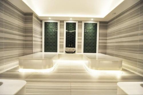 Elegant 1BD Terrace Gem PoolParking! #344 - image 4