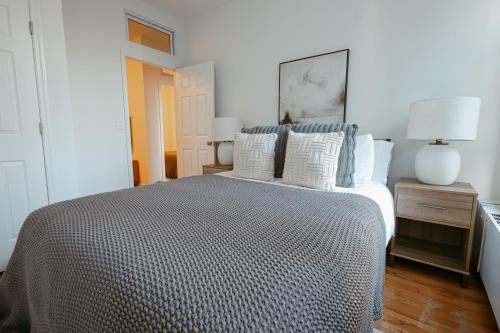 Spacious & Charmy 3BDR & 1 BTH Downtown Manhattan in New York, USA