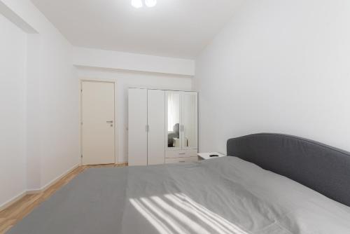 Ines - Modern 2BR Apartment with Garden Views