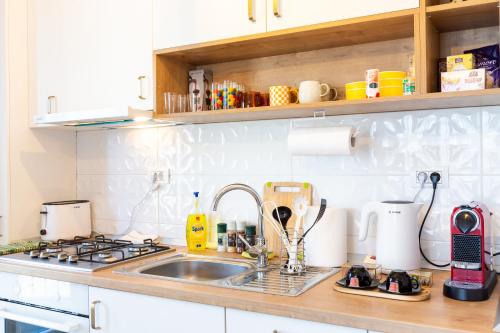 Avenue of MARA - ULTRACENTRAL Studio DeLuxe, Plus FREE Underground Parking Avenue of MARA - ULTRACENTRAL Studio DeLuxe, Plus FREE Underground Parking