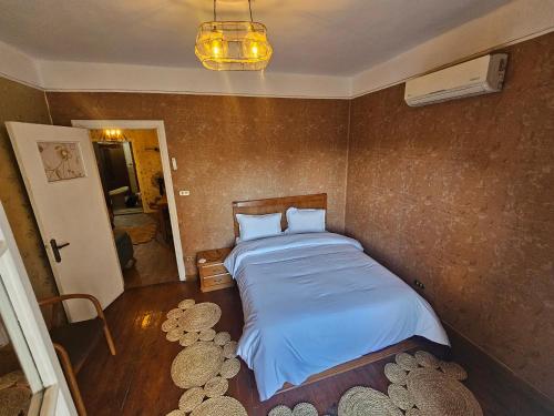 Downtown simple apartment - families only