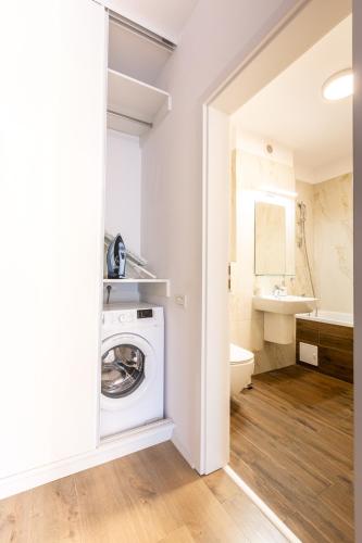 Avenue of MARA - ULTRACENTRAL Studio DeLuxe, Plus FREE Underground Parking Avenue of MARA - ULTRACENTRAL Studio DeLuxe, Plus FREE Underground Parking