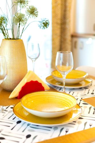 Avenue of MARA - ULTRACENTRAL Studio DeLuxe, Plus FREE Underground Parking Avenue of MARA - ULTRACENTRAL Studio DeLuxe, Plus FREE Underground Parking