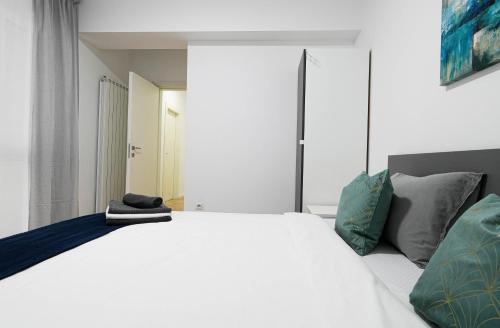 Gabi - Chic & Spacious 2 BD Apt near Veranda Mall & Obor Market, Bucharest