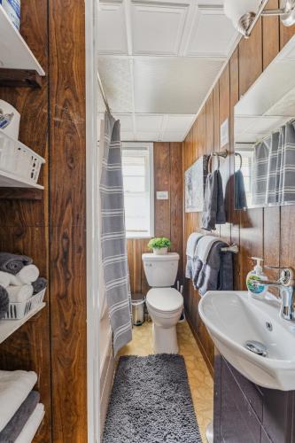Snug Escape Close to Niagara Falls home - main image