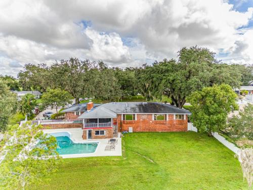 Beautiful Lake View Retreat Drivable to Theme Parks home in Haines City, USA