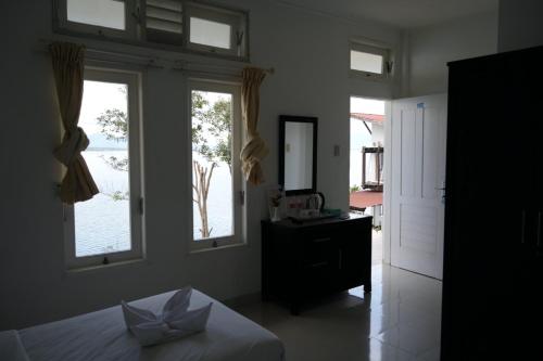 Tiara Bunga Hotel & Villa – Samosir, Island, VA