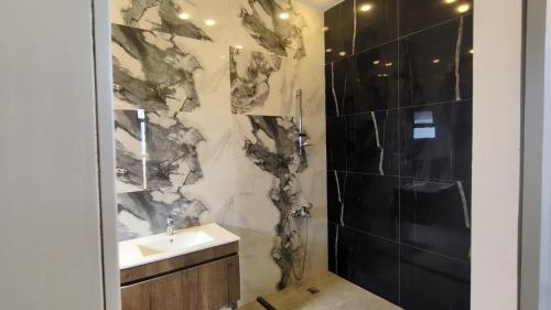 Shower, Aeropuerta Mini Villa - Private self check-in Layover near Airport in Al Qastal