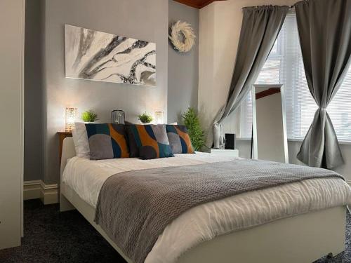 Spacious 5 Bedroom House - 2 Bath - City Centre - Free Parking