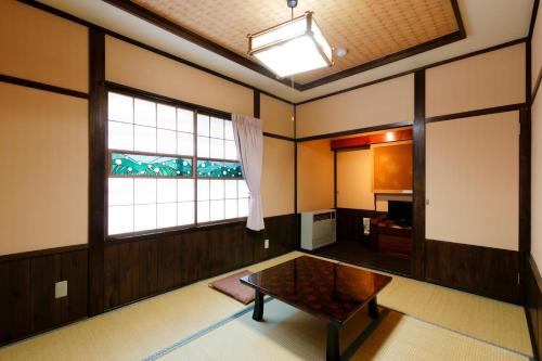 Japanese-Style Economy Room with Courtyard View