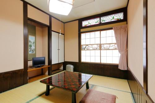 Japanese-Style Economy Room with Garden View