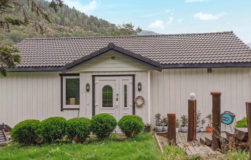 Gorgeous Home In Førde With Jacuzzi Gorgeous Home In Førde With Jacuzzi