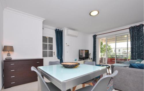 One-Bedroom Apartment image 7