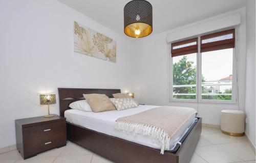 One-Bedroom Apartment image 5