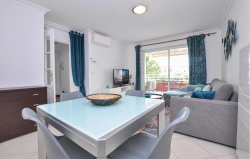 One-Bedroom Apartment image 4