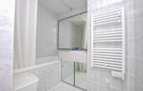 One-Bedroom Apartment image 1
