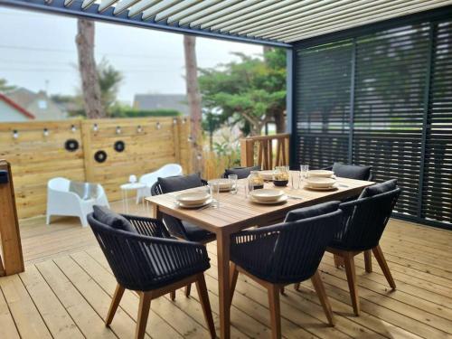 Cottage 6 personnes avec piscine couverte et chauffée à 300 m de la mer (Cottage pour 6 personnes avec piscine couverte et chauffee a 300 m de la mer avec Wi-Fi et climatise) in Jullouville