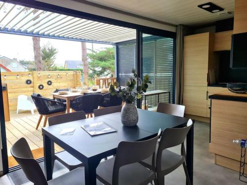 Cottage 6 personnes avec piscine couverte et chauffée à 300 m de la mer (Cottage pour 6 personnes avec piscine couverte et chauffee a 300 m de la mer avec Wi-Fi et climatise) in Jullouville