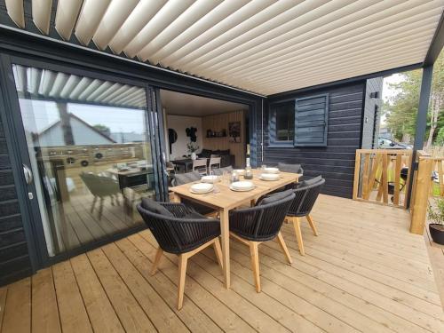 Cottage 6 personnes avec piscine couverte et chauffée à 300 m de la mer (Cottage pour 6 personnes avec piscine couverte et chauffee a 300 m de la mer avec Wi-Fi et climatise) in Jullouville