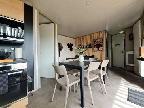 Cottage 6 personnes avec piscine couverte et chauffée à 300 m de la mer (Cottage pour 6 personnes avec piscine couverte et chauffee a 300 m de la mer avec Wi-Fi et climatise) in Jullouville