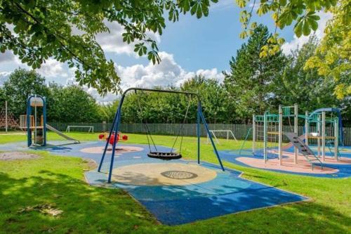 Játszótér, 'Station House' Cosy Renovated Family-Friendly Home in Runcorn, Cheshire - Train Station Liverpool C in Runcorn