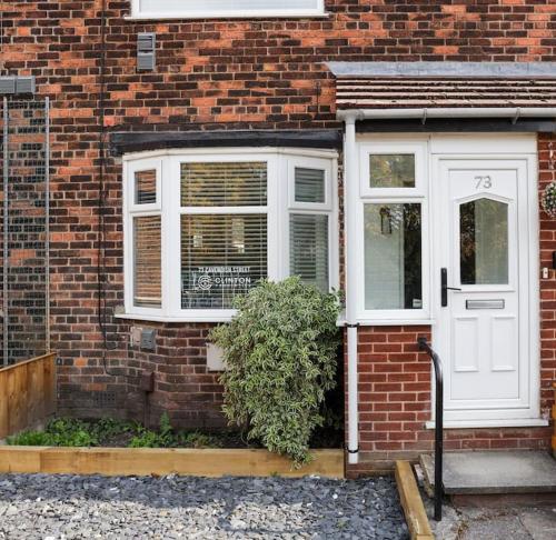 A szálláshely kívülről, 'Station House' Cosy Renovated Family-Friendly Home in Runcorn, Cheshire - Train Station Liverpool C in Runcorn