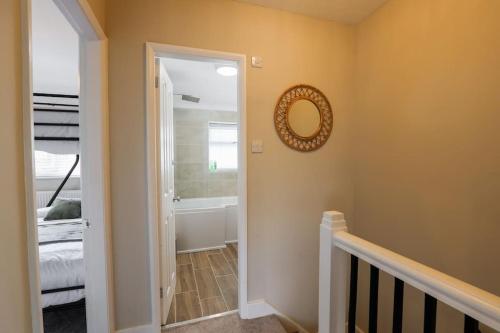 Fürdőszoba, 'Station House' Cosy Renovated Family-Friendly Home in Runcorn, Cheshire - Train Station Liverpool C in Runcorn