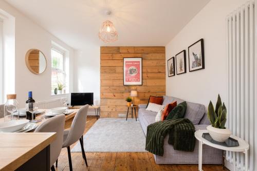 Long Stays-4Bed-2Bath-Parking-By FabAccommodation - Tap to explore photos