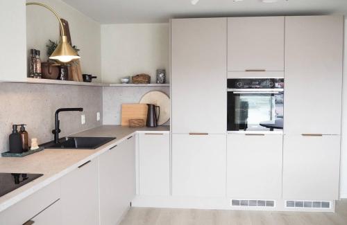 ห้องครัว, Måløy Fjordbuer moderne og luksuriøse med havutsikt (Maløy Fjordbuer moderne og luksuriøse med havutsikt) in มาลอย