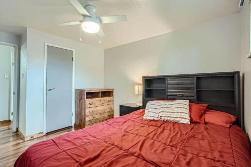 Vaulted Ceilings, Natural Light Apt near Olde Town in Arvada, USA
