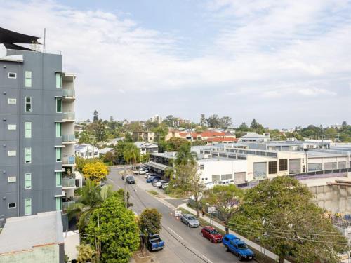 Modern 3BR Riverside APT w Parking near Shops and Park