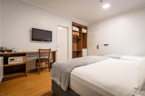 1 double bed, 1 twin bed