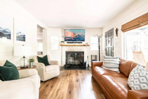 Navigate Stays Cabin w Fireplace Near Ski Resorts in Big Bear City, USA