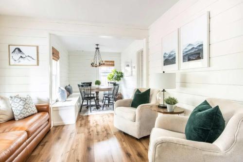 Navigate Stays Cabin w Fireplace Near Ski Resorts in Big Bear City, USA