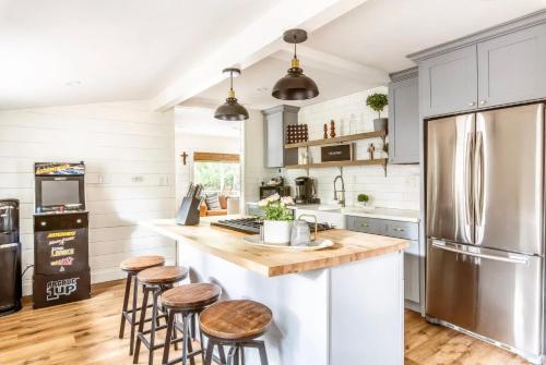 Navigate Stays Cabin w Fireplace Near Ski Resorts in Big Bear City, USA