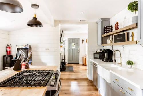Navigate Stays Cabin w Fireplace Near Ski Resorts in Big Bear City, USA