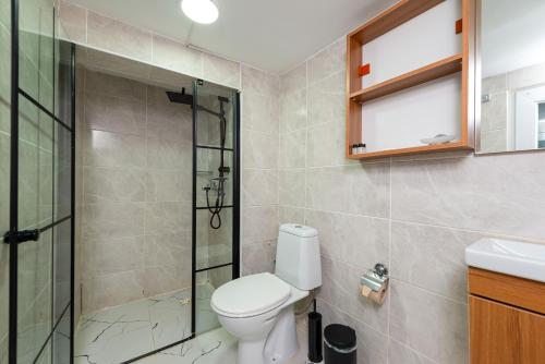 Classic Quadruple Room image 7