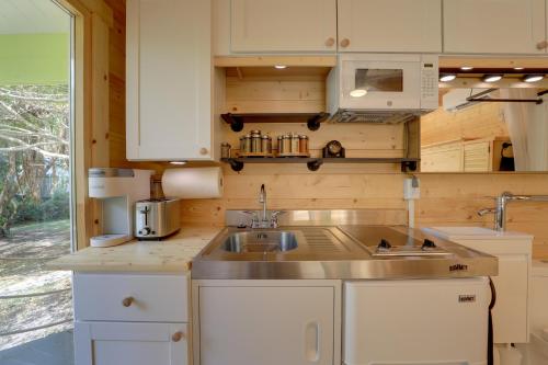 Waterfront Studio Less Than 1 Mi to Downtown Bradenton! in Bradenton, USA